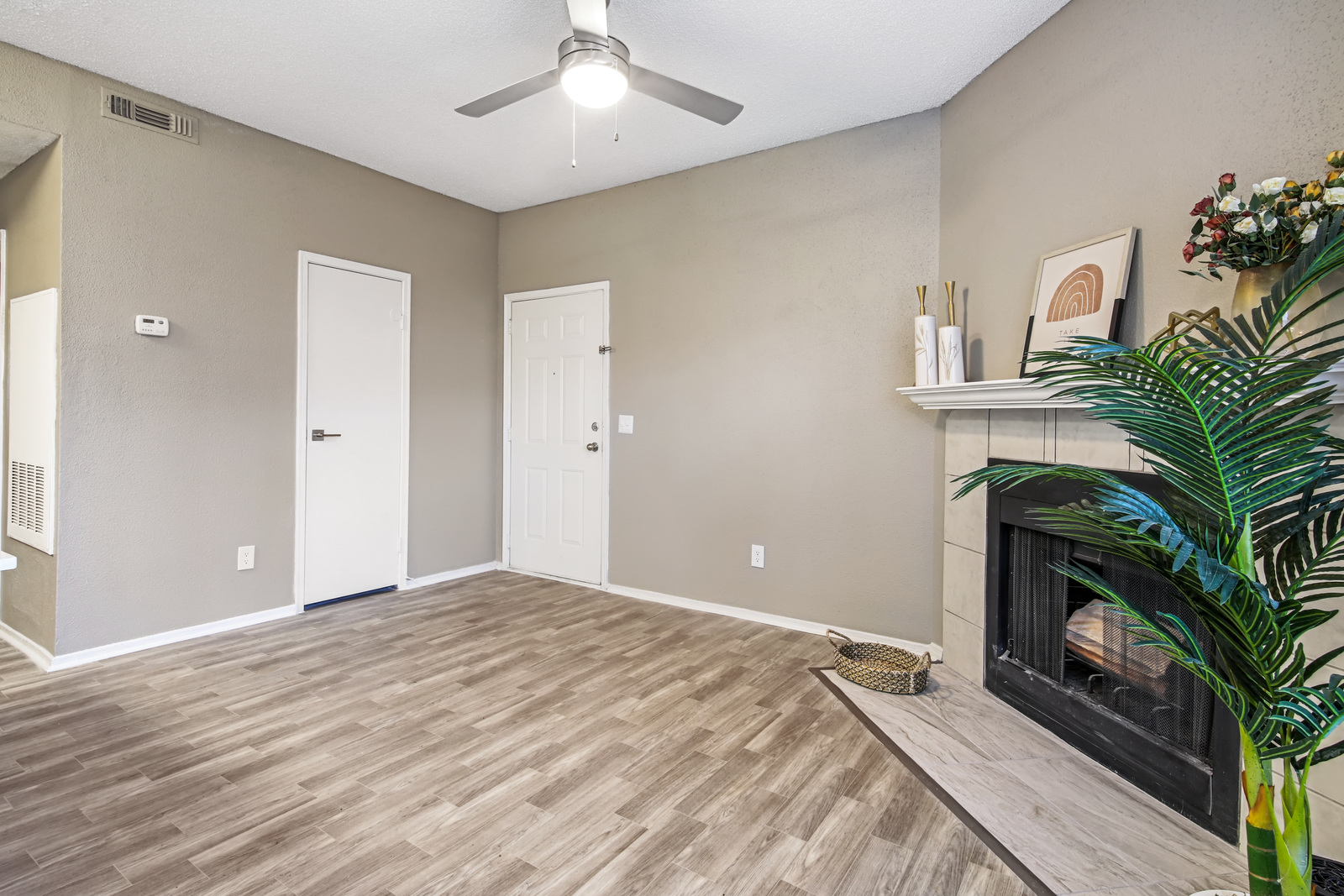 B2 Livingroom with fireplace